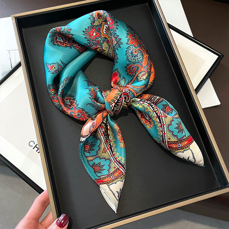 Sciarpa quadrata in vera seta  - Ascot Neck Scarf recensione e prezzo